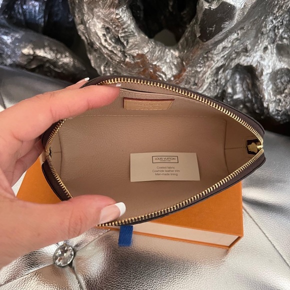 Louis Vuitton Makeup Bag - Picture 4 of 8